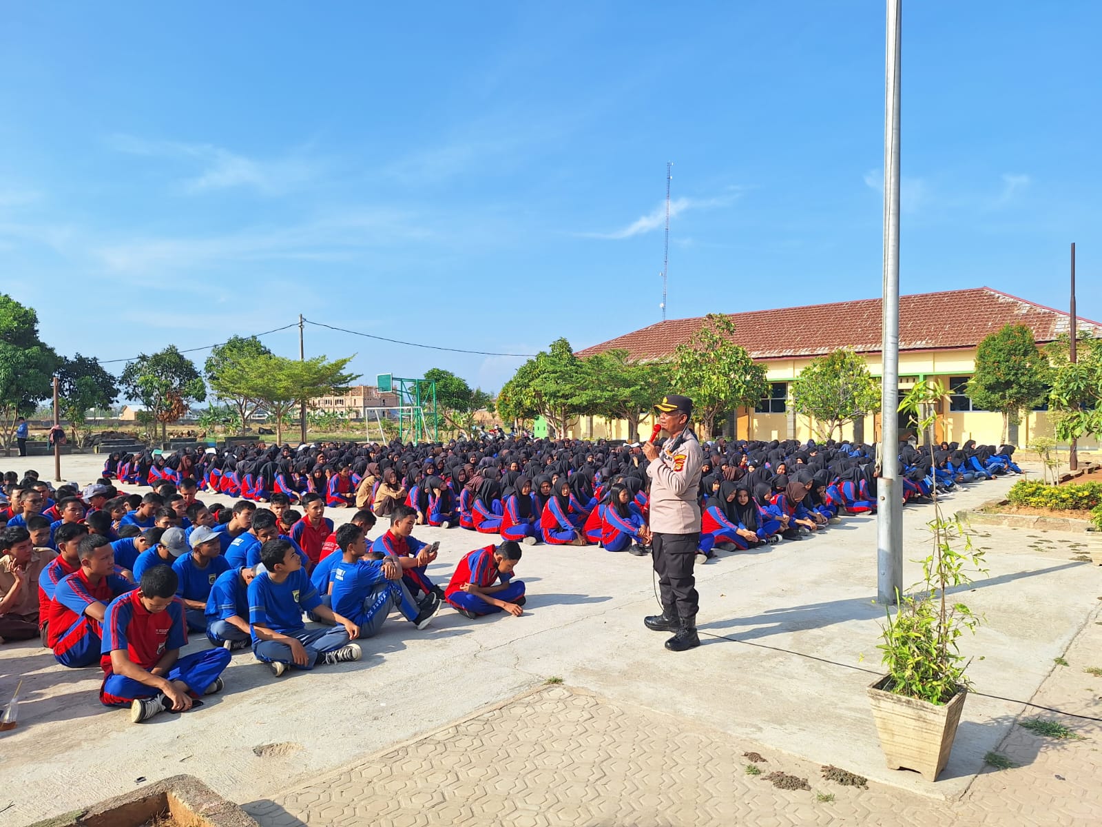 Sambangi Sekolah Polisi Di Bandar Lampung Edukasi Cegah Tawuran Hingga