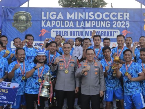 Liga Minisoccer Kapolda Cup 2025 Berkahir, Kapolda Lampung Berikan Langsung Piala Bergilir