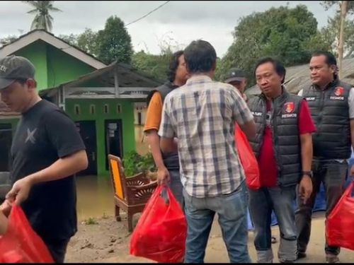 Peduli Korban Banjir, Tekab 308 Presisi Polres Lampung Utara Bagikan 200 Nasi Kotak