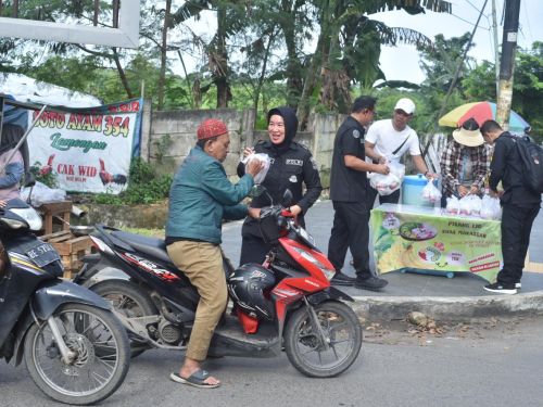 Pererat Silaturahmi, Bidhumas Polda Lampung Bagikan Takjil Gratis di Jalan Sultan Agung