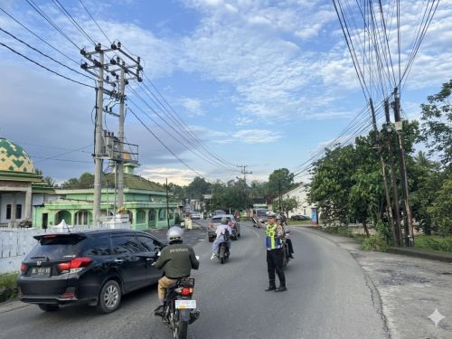 Satlantas Polres Pesawaran Hadir di Jam Sibuk, Atur Arus Lalu Lintas Pagi di Simpang Kogop Gedong Tataan