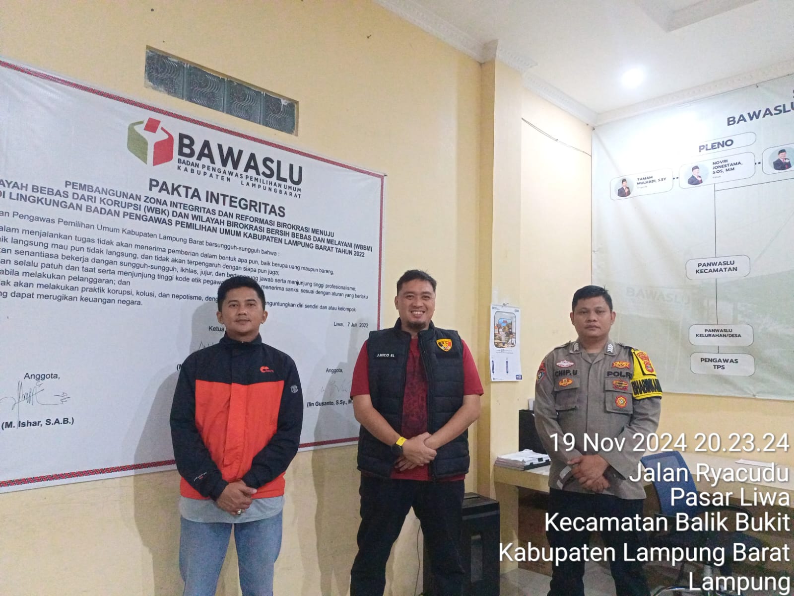 Polres Lampung Barat Pengamanan Ketat di Kantor Bawaslu