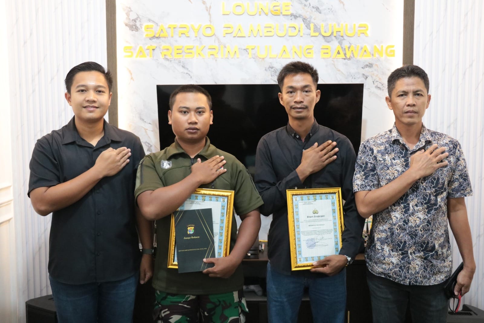 Polres Tulang Bawang Berikan Penghargaan Kepada Masyarakat Dalam Pengungkapan Kasus di Bedeng PT Indolampung
