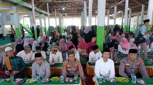 Polres Tanggamus Hadiri Pengajian Akbar dan Wisuda Al-Qur'an di Ponpes Darul Falah Sumberejo