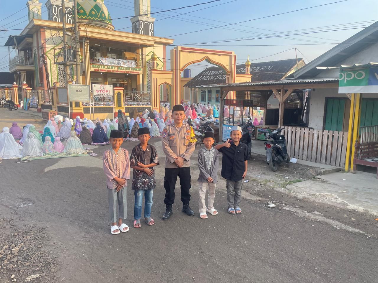 Polsek Kedondong Amankan Ibadah Sholat Idul Adha 1446 H, Ratusan Warga Khusyuk Beribadah di Masjid dan Lapangan