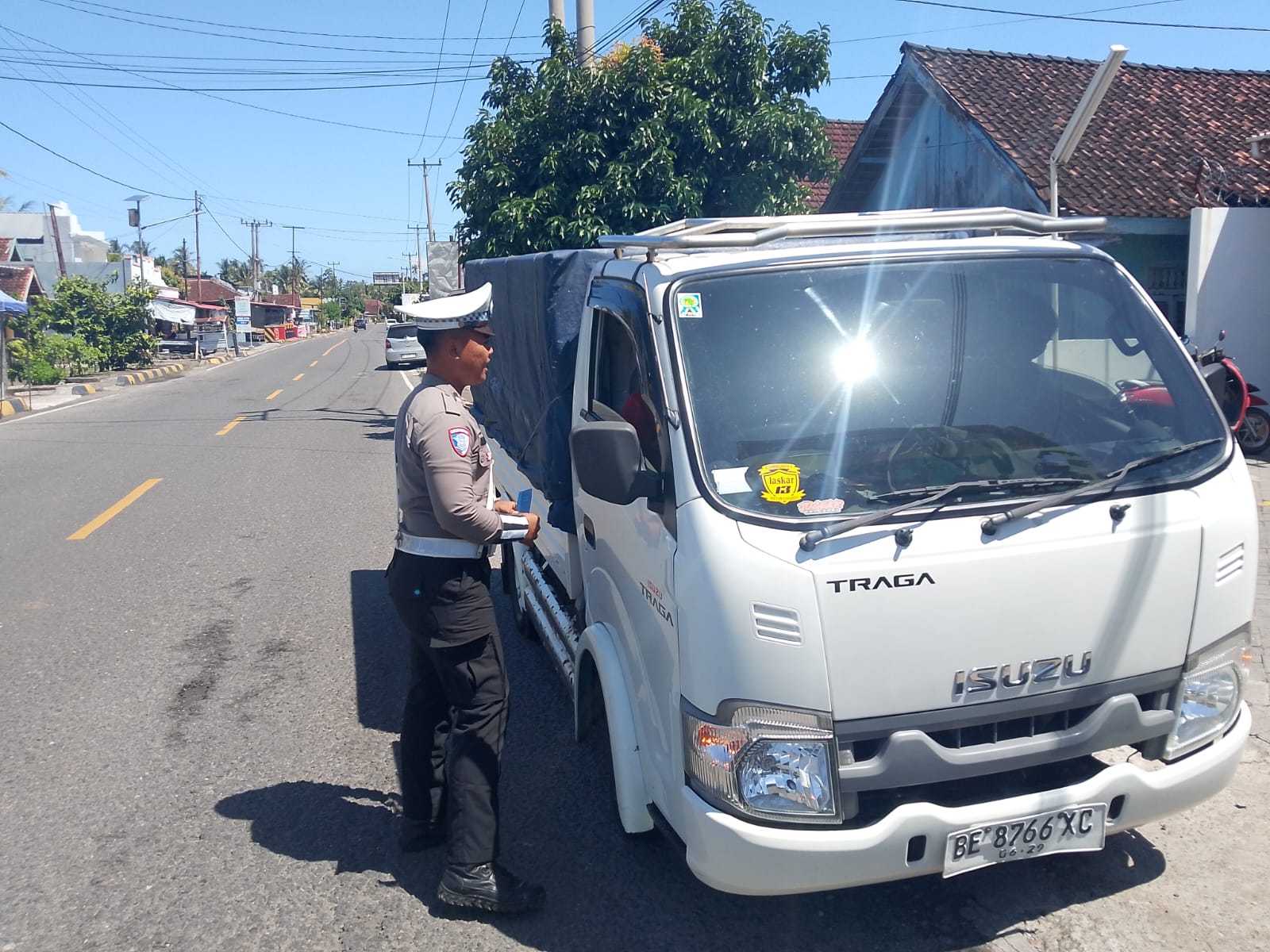Satlantas Polres Pesisir Barat Bagikan Leaflet 7 Prioritas Pelanggaran Ops Patuh Krakatau 2025