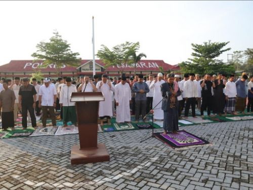 Polres Pesawaran Gelar Sholat Idul Adha 1446 H Bersama Masyarakat, Wujudkan Harmoni dan Kebersamaan