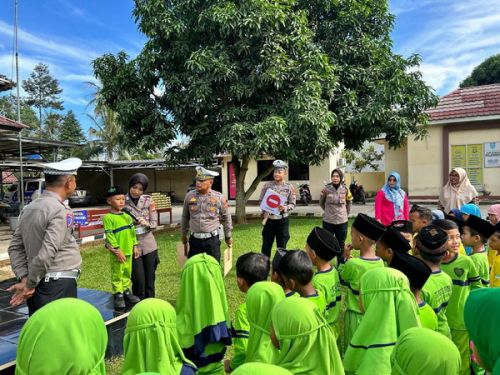 Anak-Anak TK Al-Wusto Kunjungi Polsek Kalirejo, Ceria Belajar Tentang Tugas Polisi