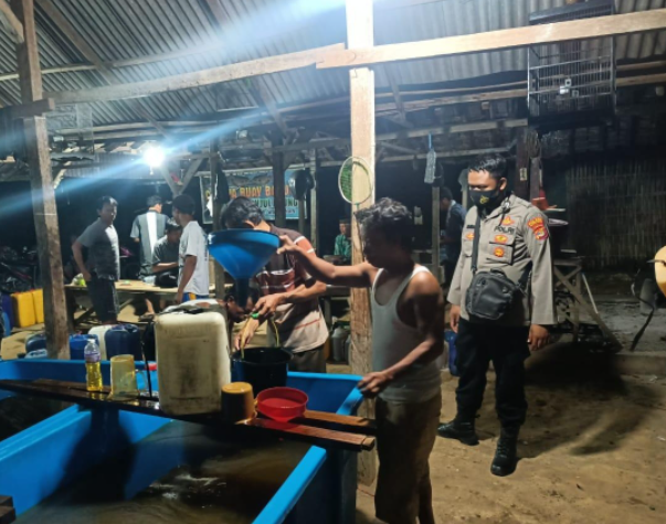 BHABINKAMTIBMAS POLSEK BUAY BAHUGA PANTAU STOK MINYAK GORENG DI KAMPUNG BINAAN