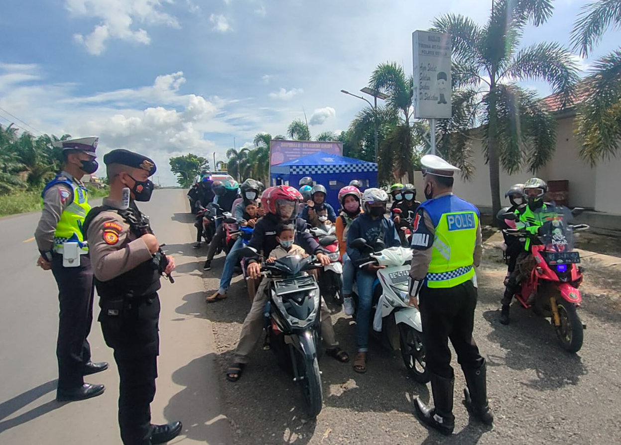 Polres Mesuji Melakukan Pengawalan Pemudik di Perbatasan Provinsi Lampung 