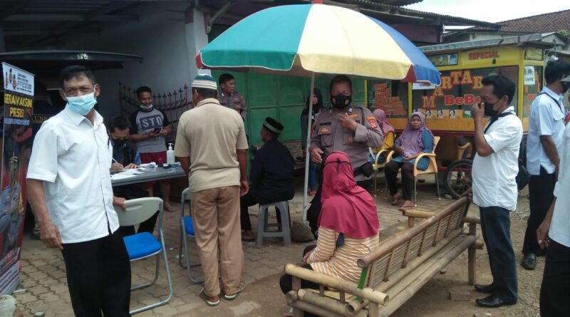 Polres Lampung Tengah Melaksanakan Vaksin Hunter Mobile Menyasar Ke Pasar Kamp Bumiayu Kec.Bumiratu 