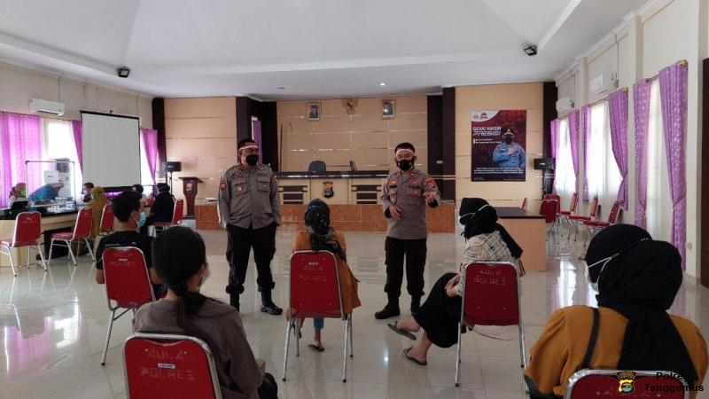 Antusias Masyrakat Vaksinasi Merdeka Polres Tanggamus dan Polsek Jajaran