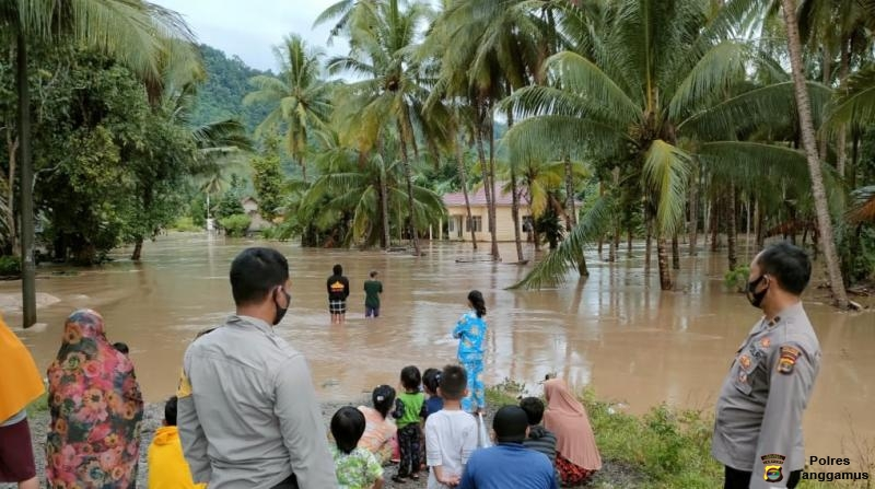 Polsubsektor Kelumbayan Cek Lokasi Luapan Banjir di Pekon Napal