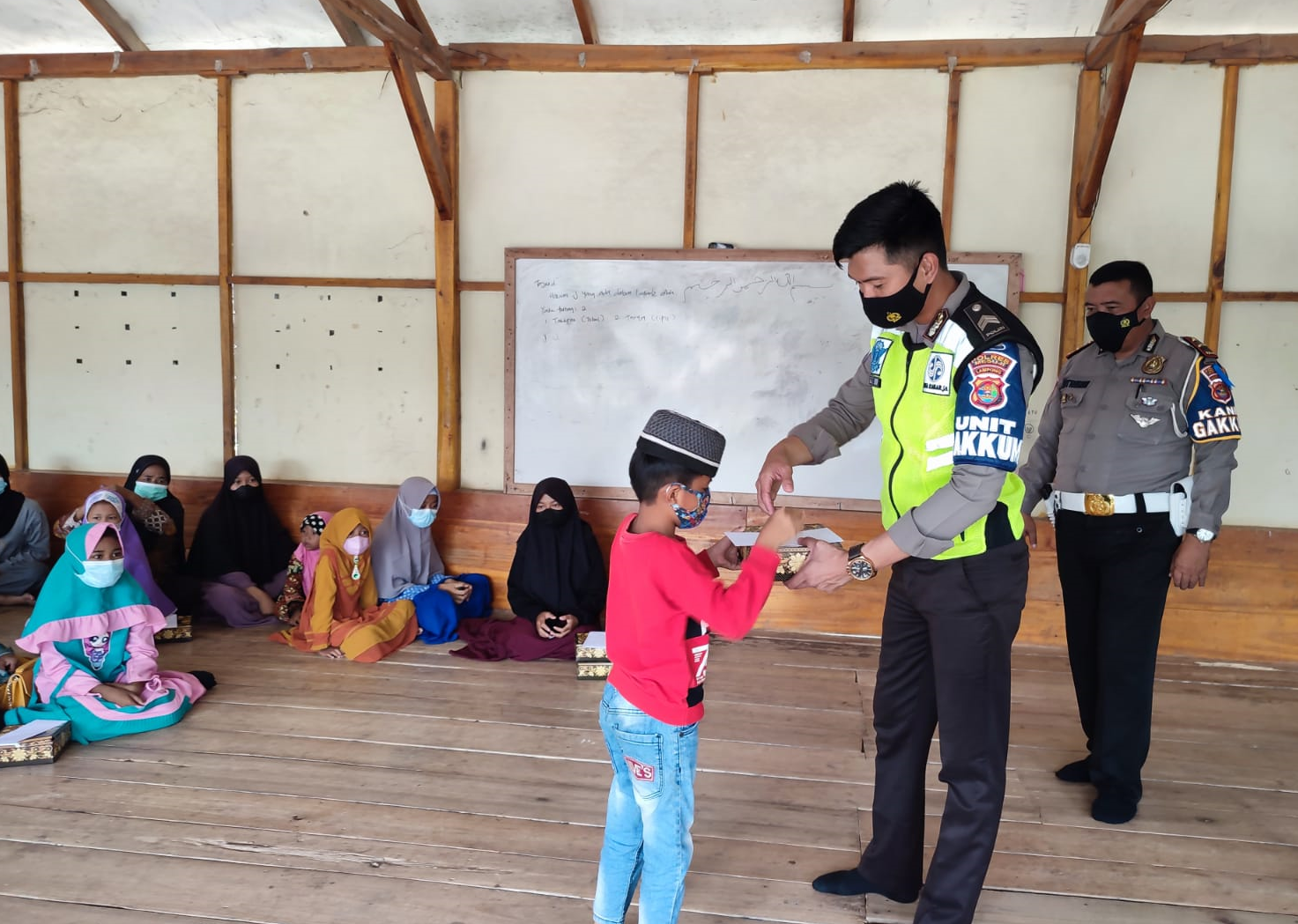 Satlantas Polres Mesuji Berikan Santunan  kepada 30 anak yatim piatu