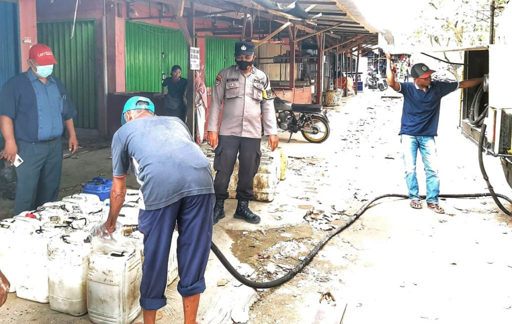 Cegah Kelangkaan Minyak Goreng, Polsek Seputih Banyak Kawal Distribusi Minyak Goreng PT. LDCI