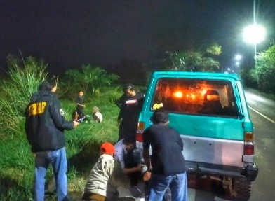 Unit Reaksi Cepat Anti Begal Polres Lampung Tengah Bantu Mobil Pemudik Mogok di Tempat Sepi