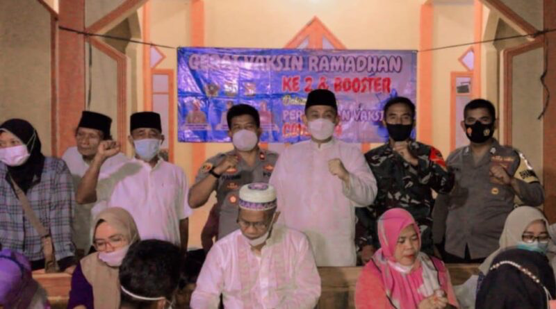 Usai Tarawih, Polsek Padang Ratu Gelar Vaksinasi Di Masjid Nurul Imam Anak Tuha