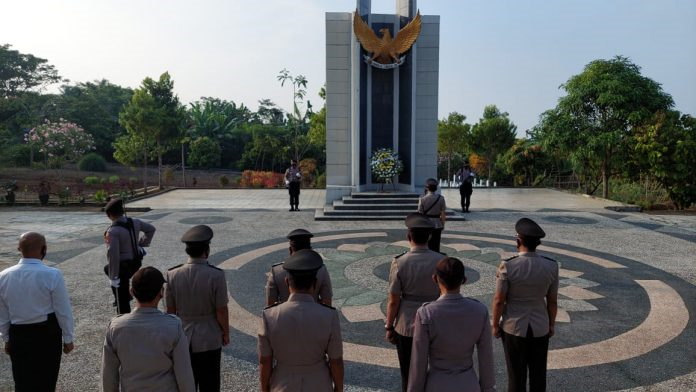 Sambut Hari Bhayangkara ke 75, Polres Tanggamus Ziarah Dan Tabur Bunga di Makam Pahlawan