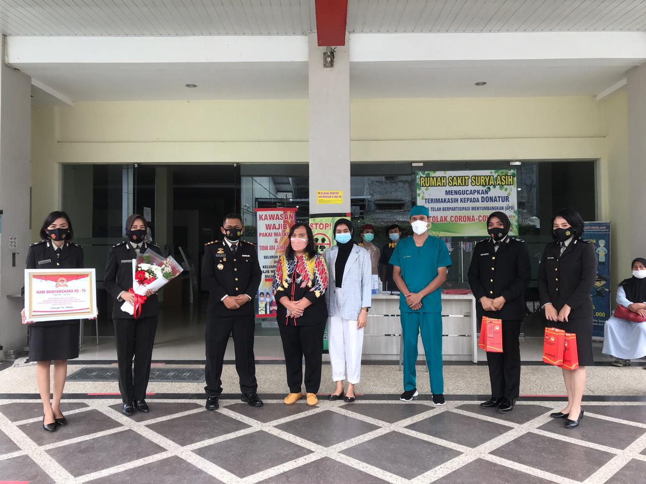 Momentum Hari Bhayangkara ke-75, Kapolres Pringsewu Memberikan Penghargaan Kepada Para Nakes