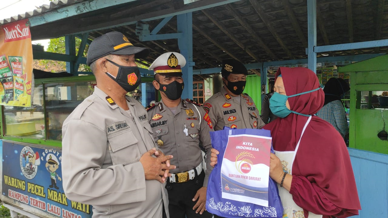 Tak Hanya Menghimbau, Polisi Bagikan Paket Sembako Dan Masker