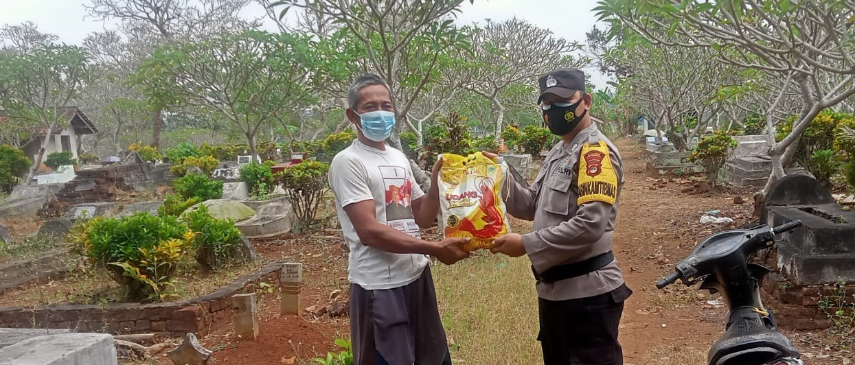 88 Warga Sebagai Pengurus Makam Terima Paket Sembako