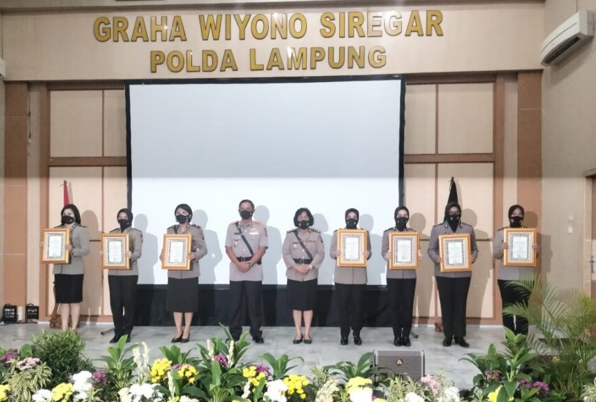 7 Srikandi Polda Lampung Terima Penghargaan di HUT Polwan ke-73