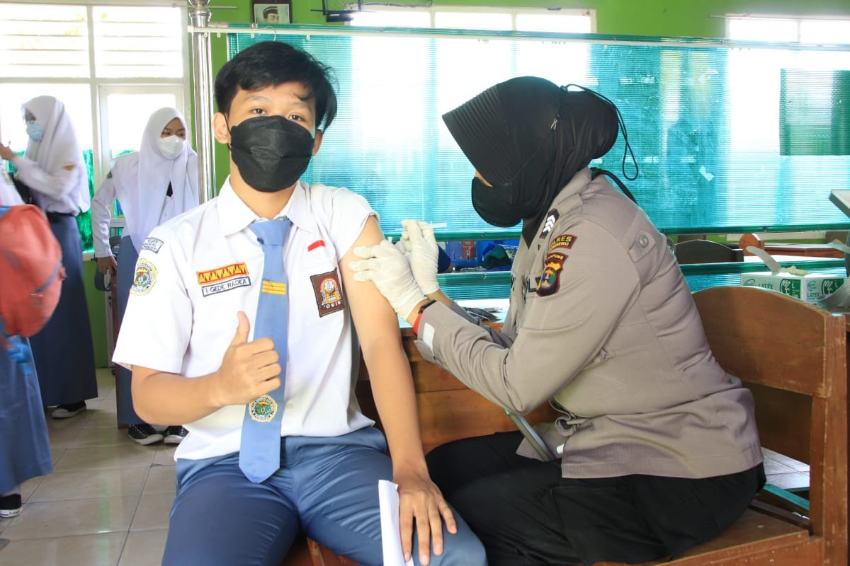 Polres Gelar Vaksinasi Goes to Campus Di SMA N 1 Pringsewu