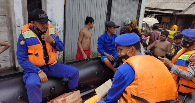 Pol Airud Polres Lamsel,Berikan Bantuan Sembako Kpd 350 KK Yang Terendam Banjir di Desa Bandar Agung