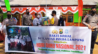 Peringatan Hari Guru Ditlantas Sambangi Guru di Pulau Harimau