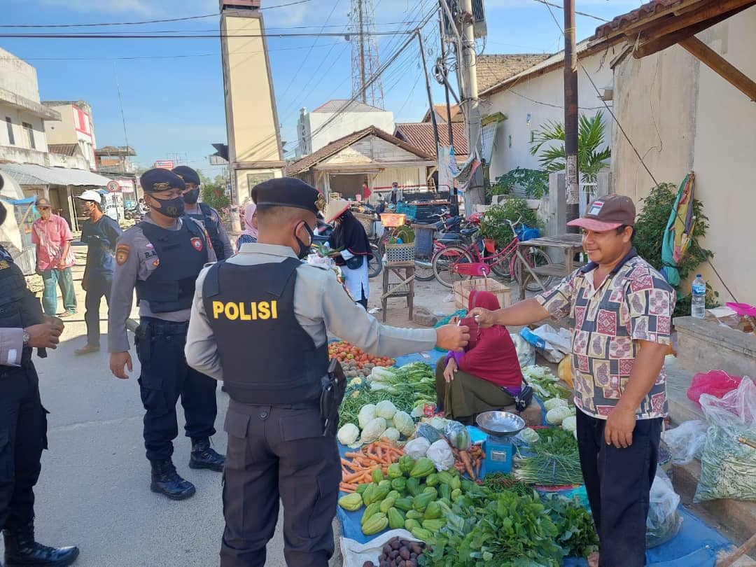Antisipasi Lonjakan Covid-19 Polres Pringsewu Memberikan Edukasi dan Membagikan Masker