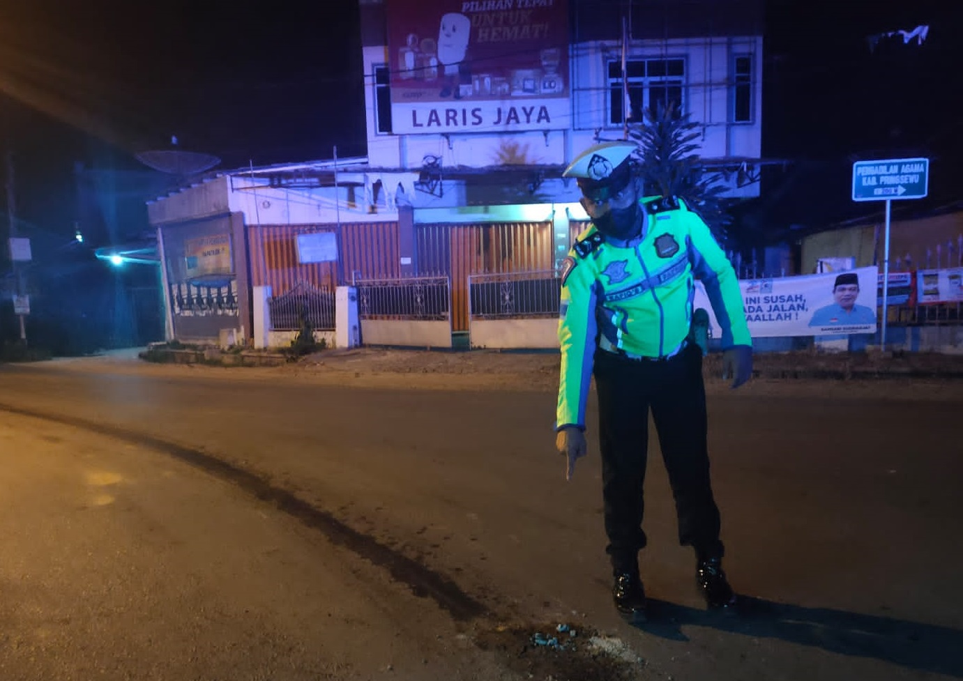 Satuan Lalu Lintas Polres Pringsewu Amankan Jalan Akibat Oli Berceceran