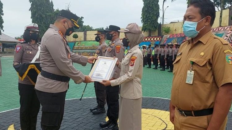 Kapolres Tanggamus Berikan Penghargaan Tim Vaksinator Covid-19