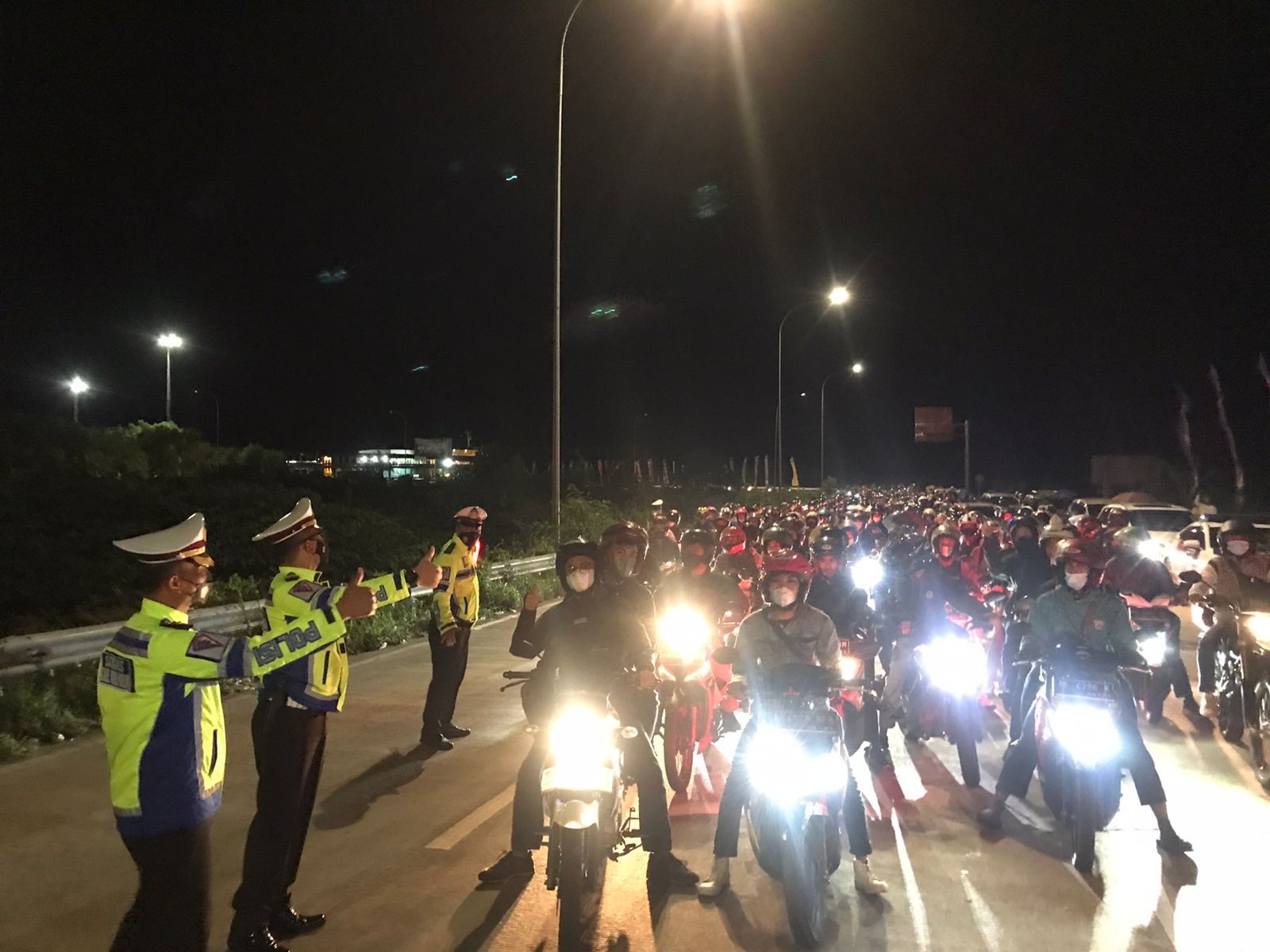 Beri Rasa Aman, Pemudik Motor Dikawal oleh Satgas Kawal Mudik Polda Lampung Sampai Tujuan 