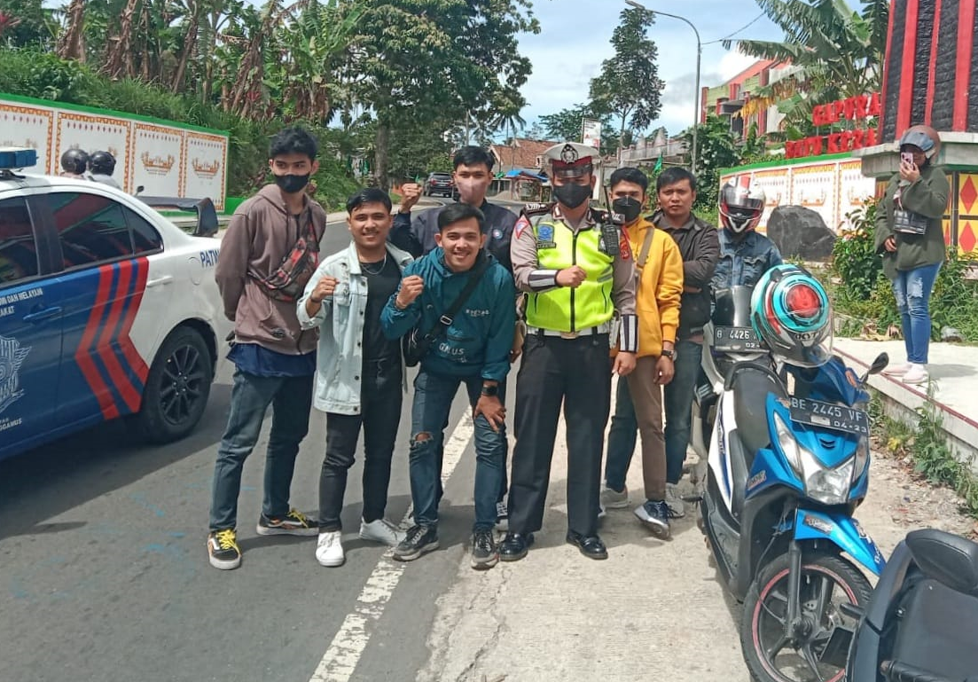 Polres Tanggamus Kawal Pemudik Motor Hingga Perbatasan