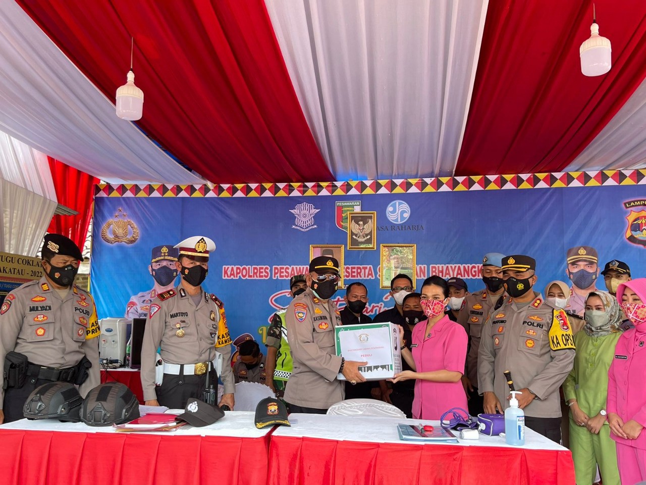 Tinjau Pospam dan Posyan, Kapolres Pesawaran Berikan Bingkisan Lebaran kepada Personil