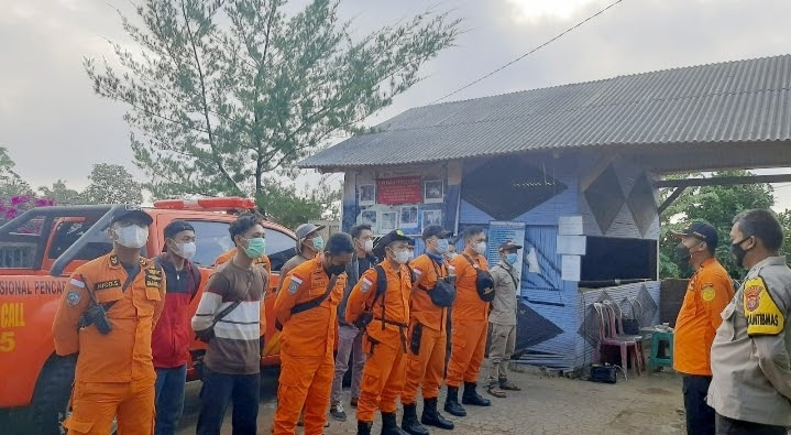 Polsek Bersama Basarnas, Lakukan Pencarian Warga Hilang Di Gunung Tanggamus