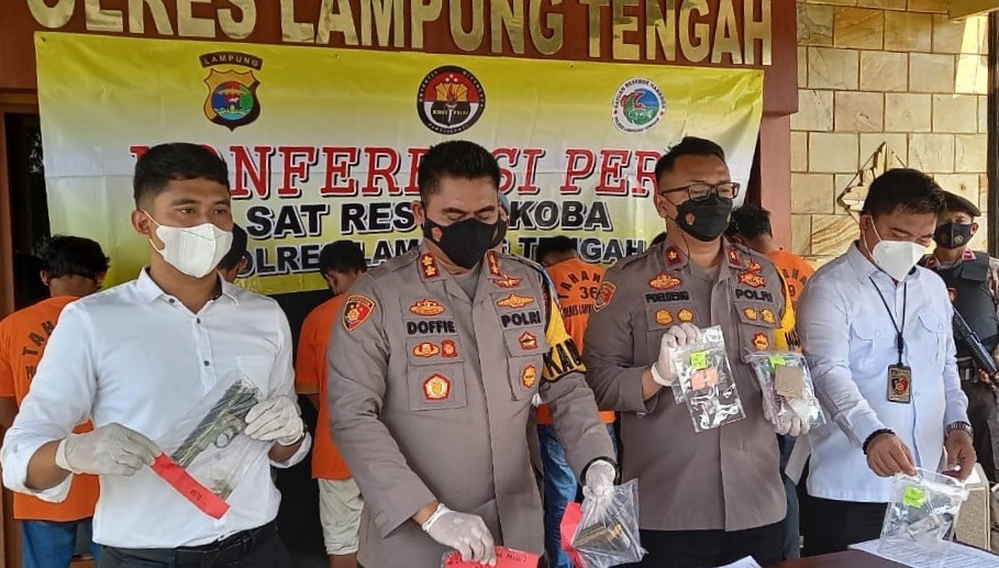 Bandar Narkoba Asal Seputihmataram Dan Poncowati Dibekuk Polisi Berikut Senpi Rakitan Dan Upal