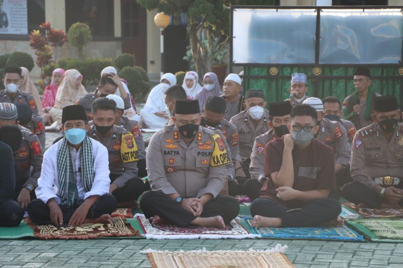 Polres Tanggamus Gelar Sholat Idul Fitri 1443 H di Lapangan Apel