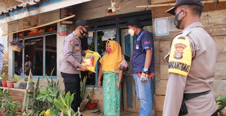 Polres Pringsewu Bersama Komunitas Jeep Suzuki(SKIn)Berikan Bansos Terdampak Covid-19