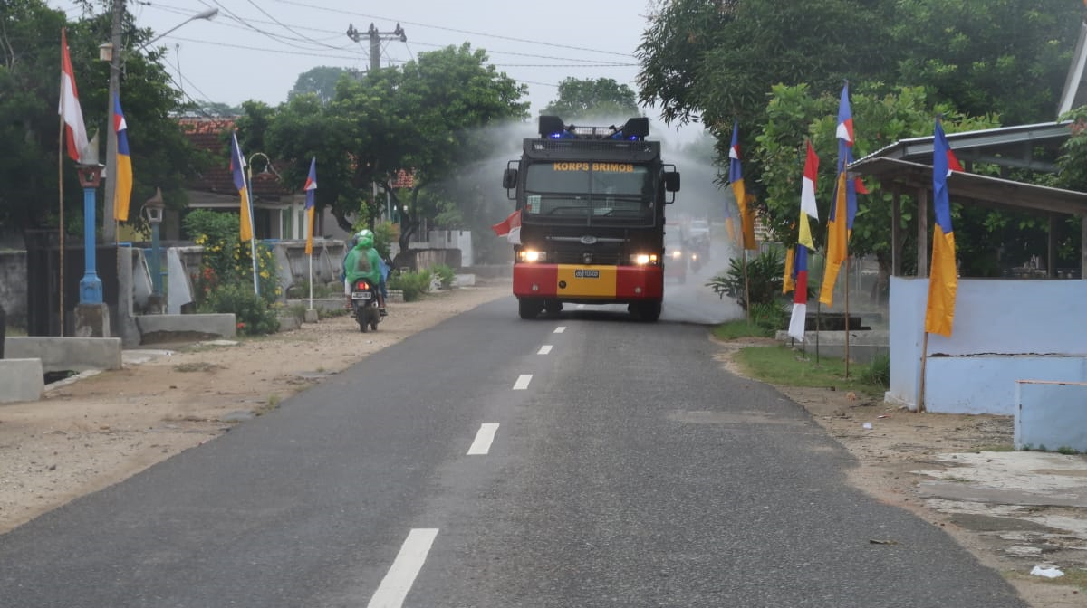 Aksi Pertama Brimob di Kampung Anak Tuha 