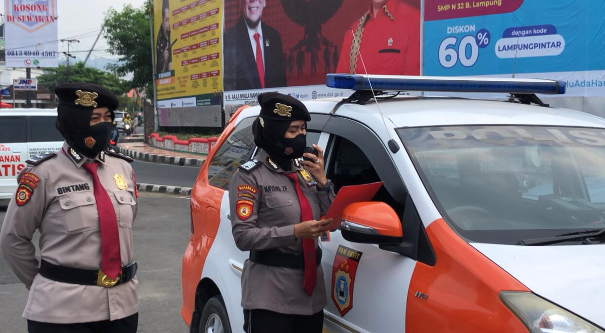 Polwan Direktorat Pamobvit Polda Lampung Memberikan Himbauan agar  mematuhi Prokes