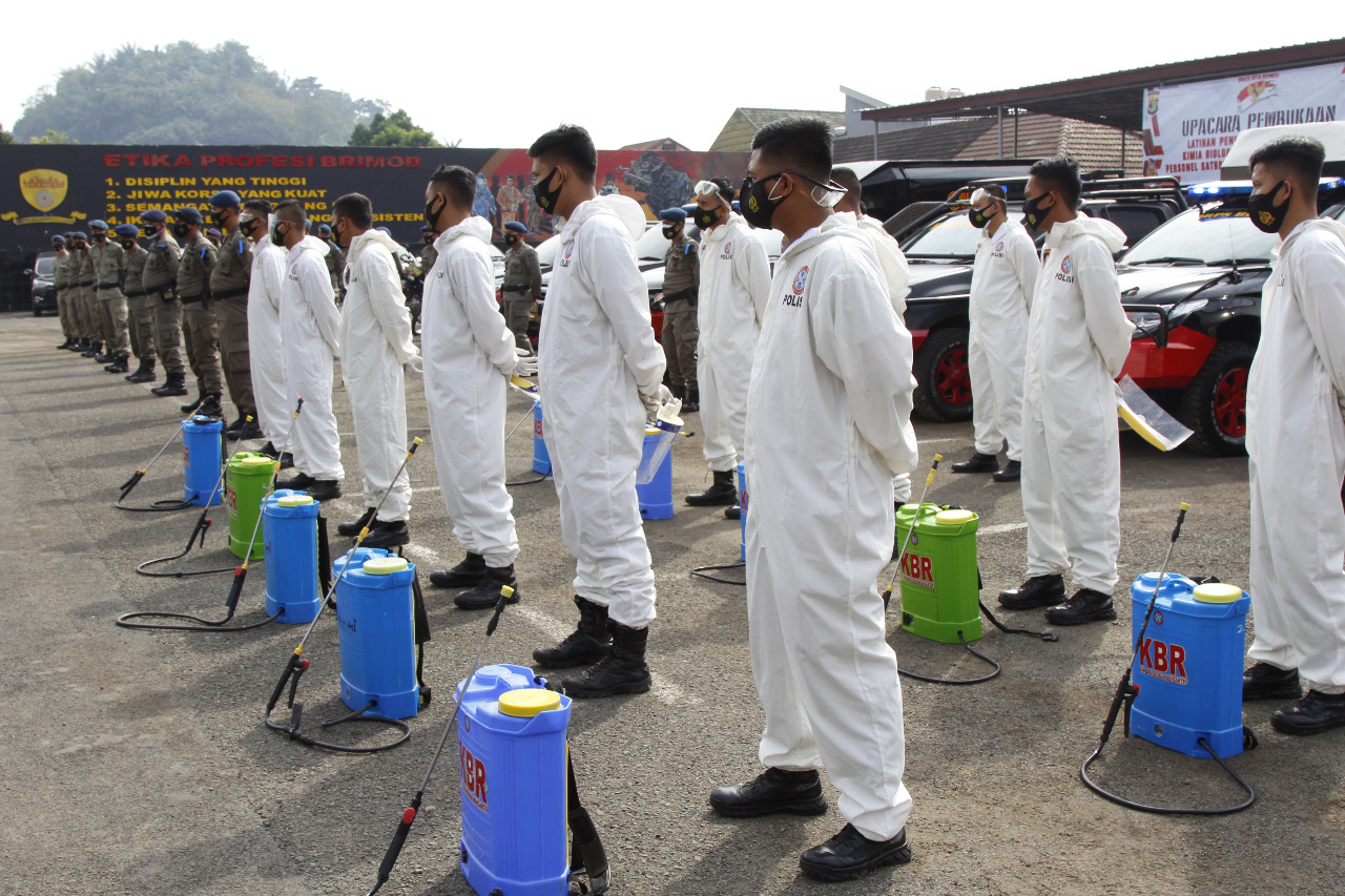 Brimob Lampung Semprot Disinfektan Wilayah Bandar Lampung