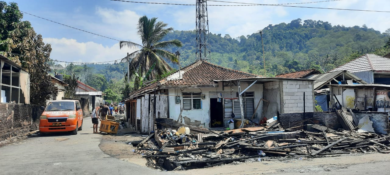 Polisi Lakukan Olah TKP Kebakaran Gudang BBM Di Depan Pantai Duta Wisata Lampung