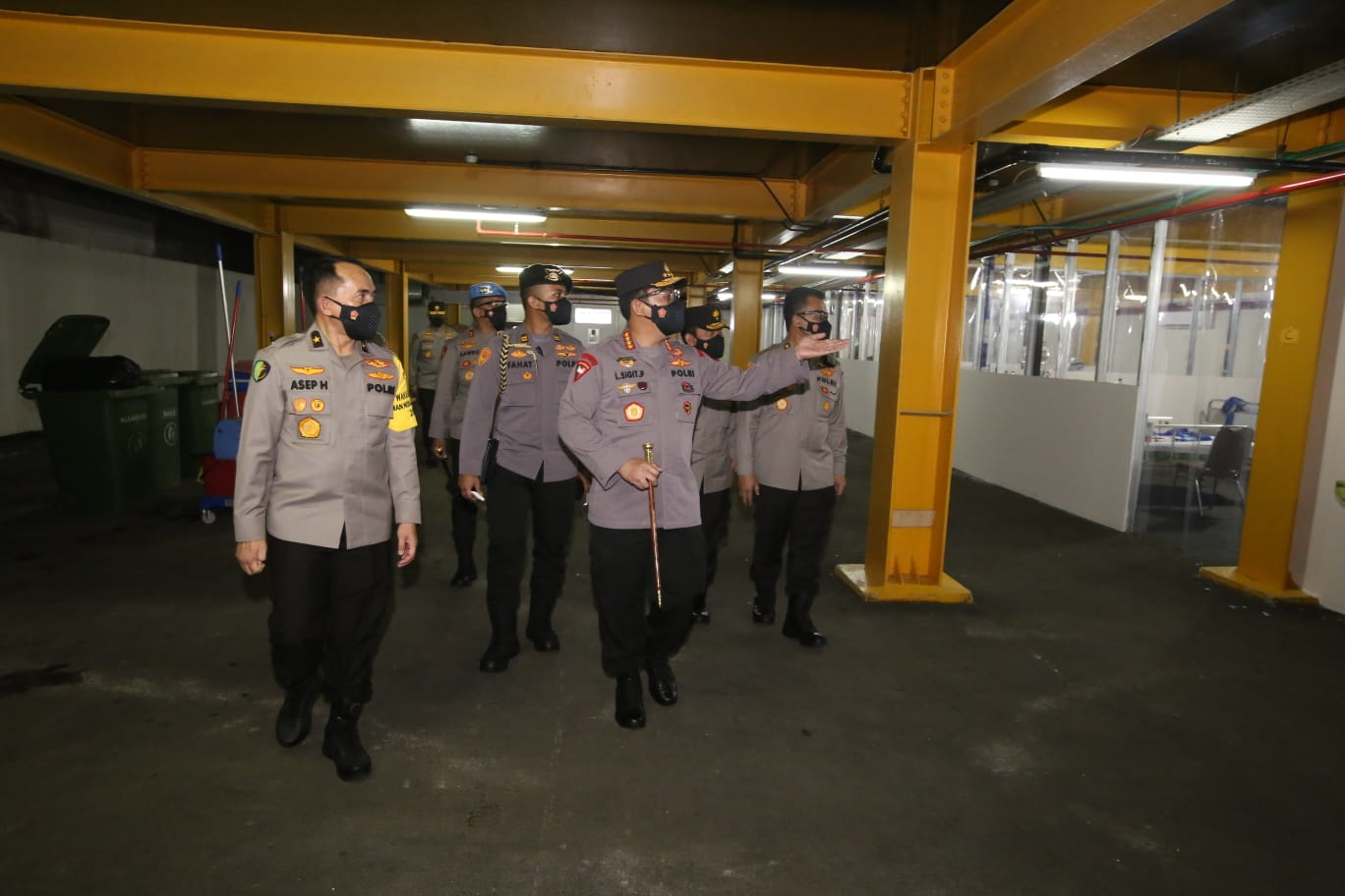 Kapolri Cek Pasien Covid-19 Terlayani dengan Baik di RS Polri dan Berikan Bansos ke Nakes