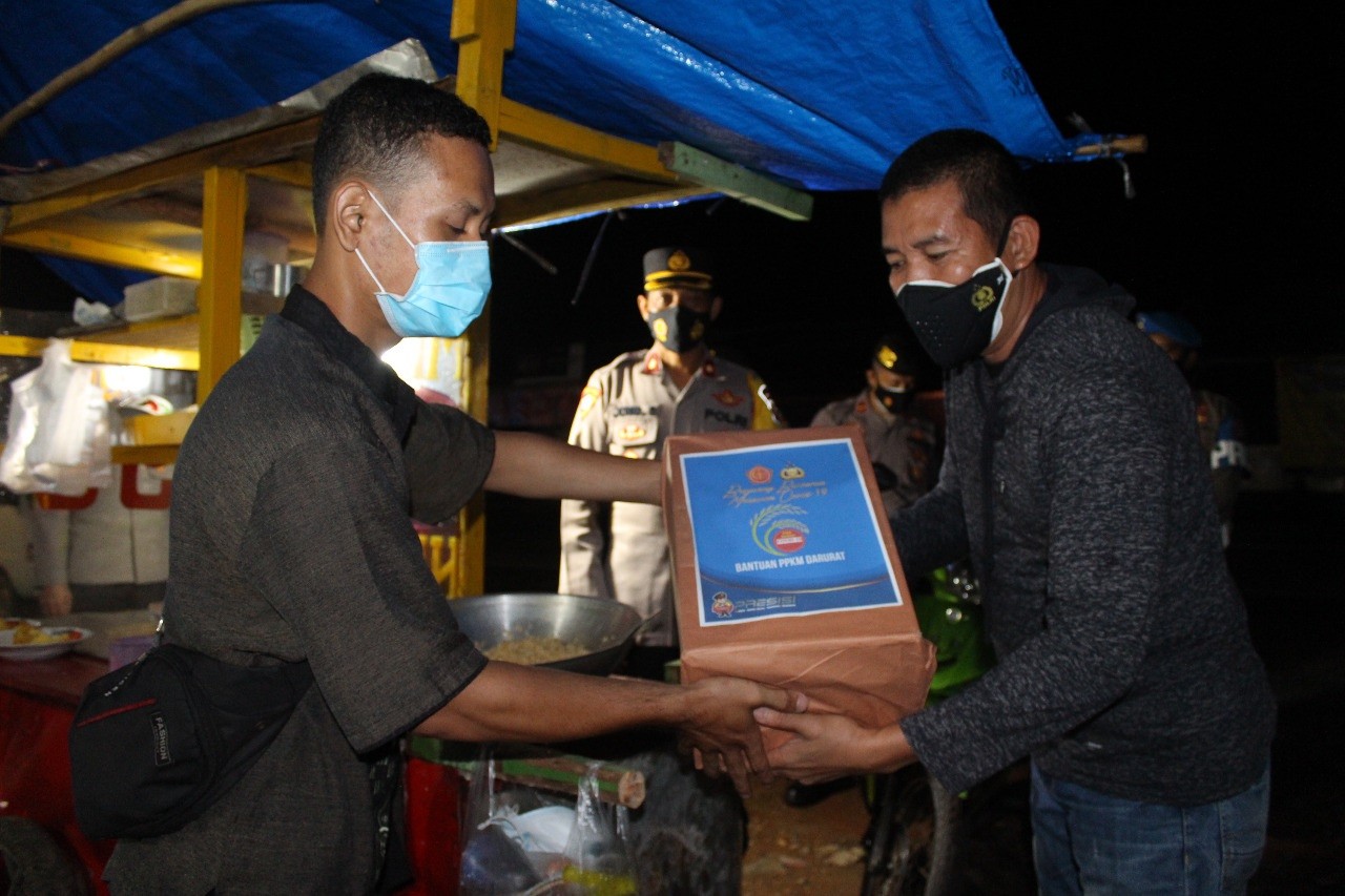 PPKM Level 4, Polres Way Kanan Beri Bantuan Ke Pedagang yang Terdampak Covid 19 