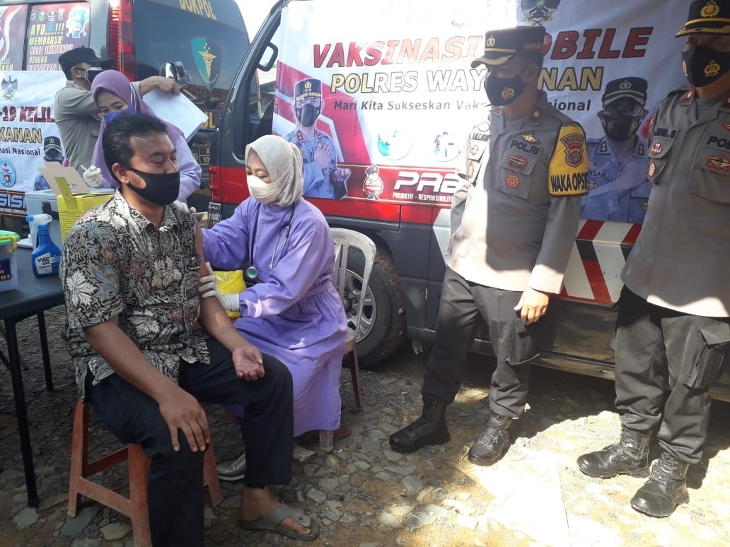 Vaksinasi Keliling, Polres Way Kanan Buka Dua Gerai di Kampung Negeri Baru. 