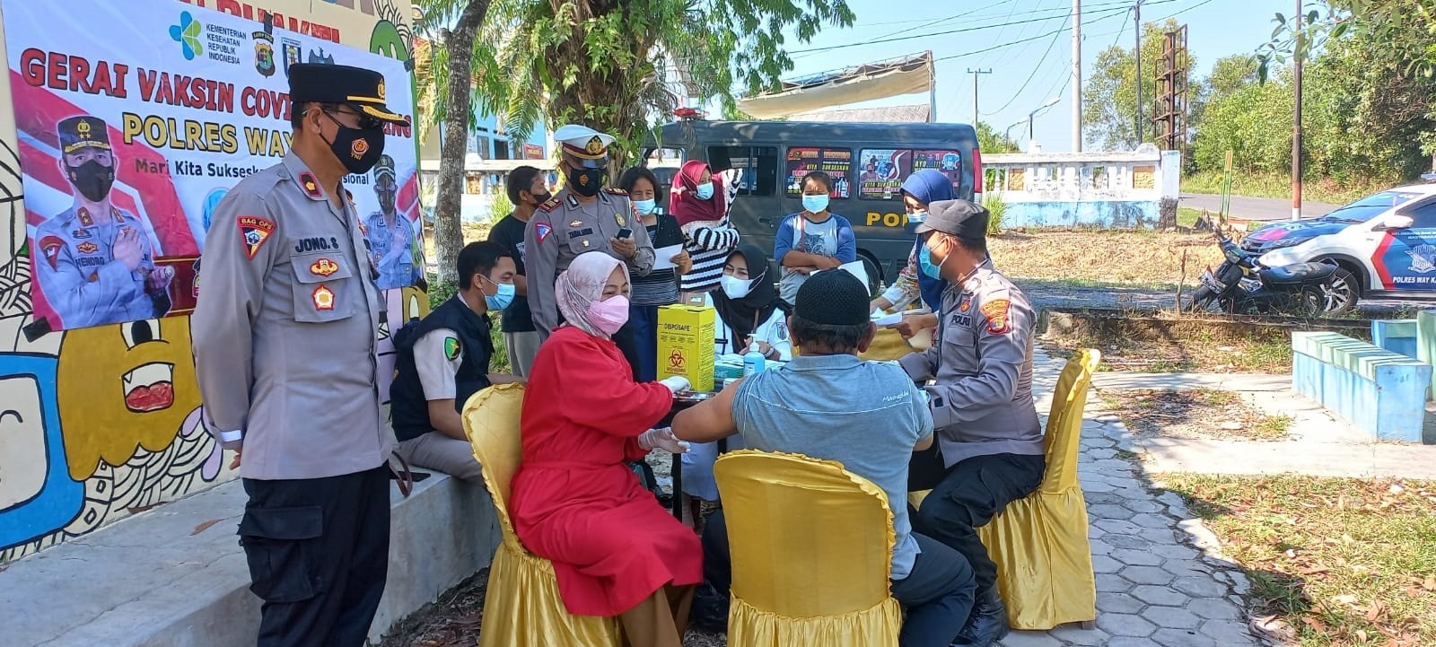 Sukseskan Vaksinasi Nasional, Polres Way Kanan dan UPT Puskesmas Negeri Baru Keliling Kampung 