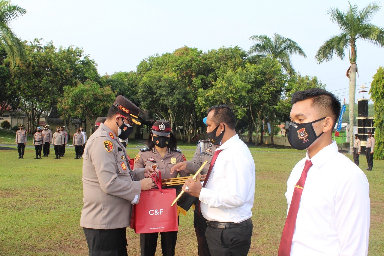 Kapolres Way Kanan Beri Penghargaan Sembilan Personel Berprestasi.