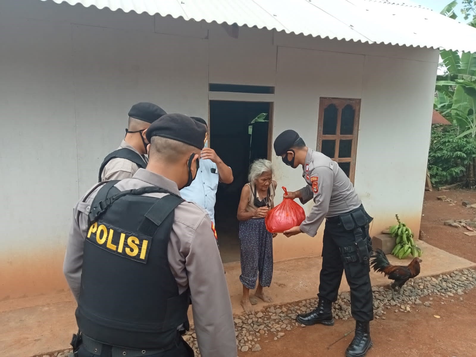 Polres Way Kanan Patroli KRYD Dibarengi Bagi - Bagi Bantuan Sosial 