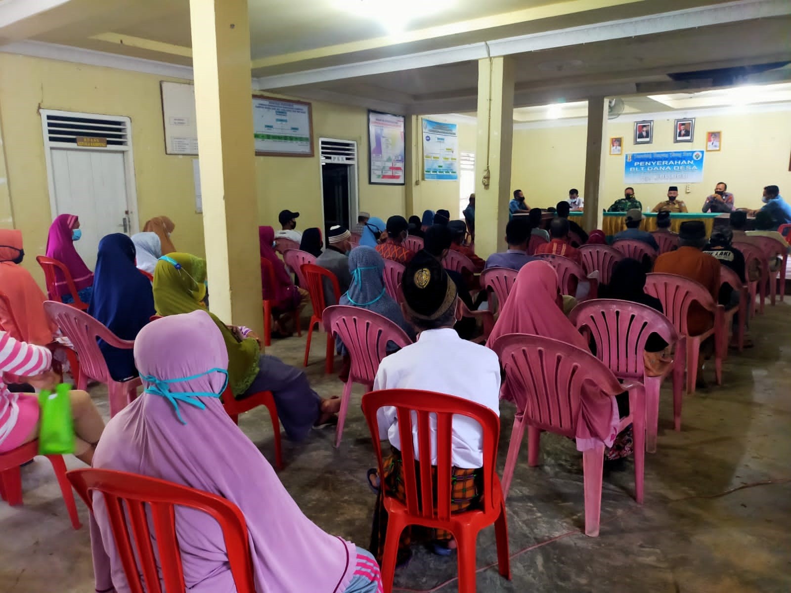 Penyaluran BLT di Kampung Pisang Baru, Bhabinkamtibmas Himbau KPM Tetap Prokes